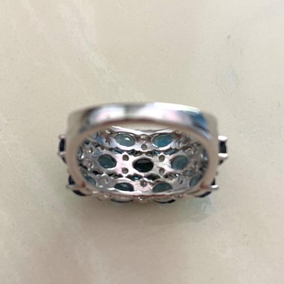 Stunning White and blue topaz sterling cluster ring. Brand new, never worn - Picture 9 of 9